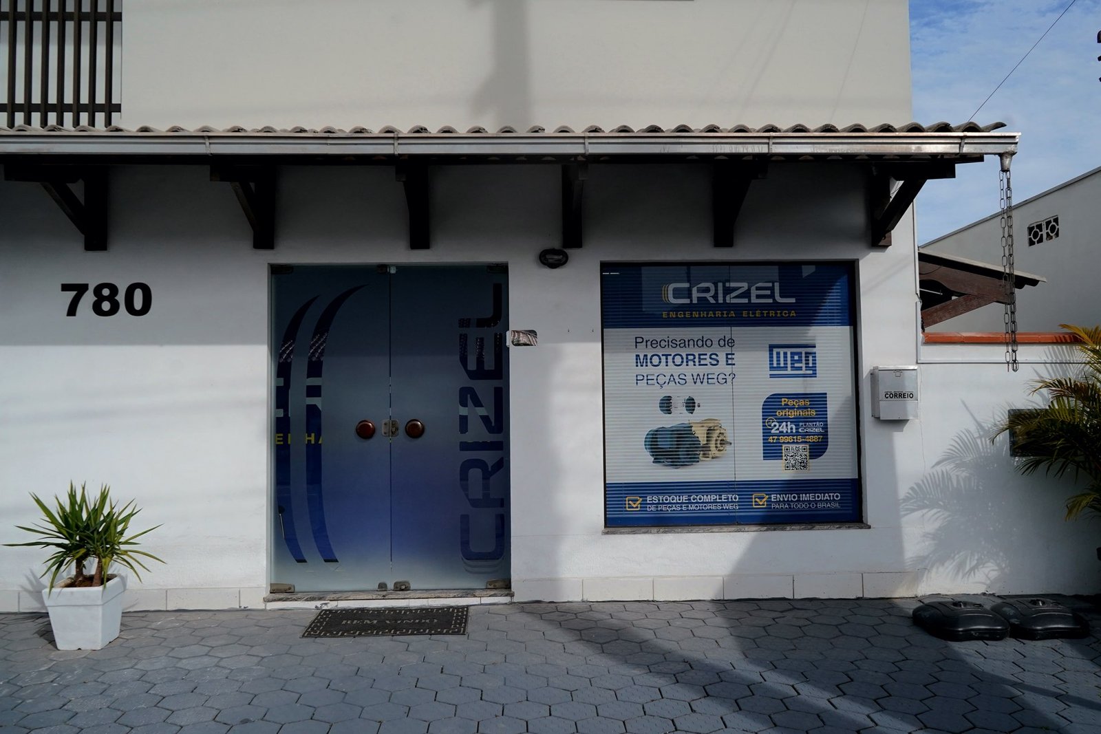 Técnico de manutenção operando painel elétrico de alta tensão