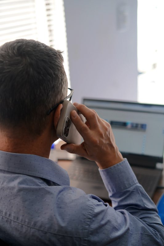 Corredores com alto volume de componentes de automação industrial