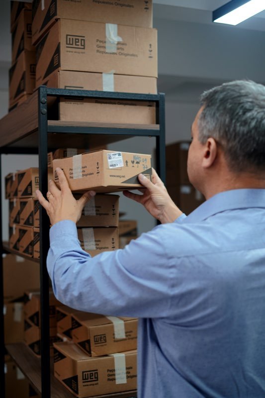 Blocos de contato, reles e dijuntores WEG prontos para transporte